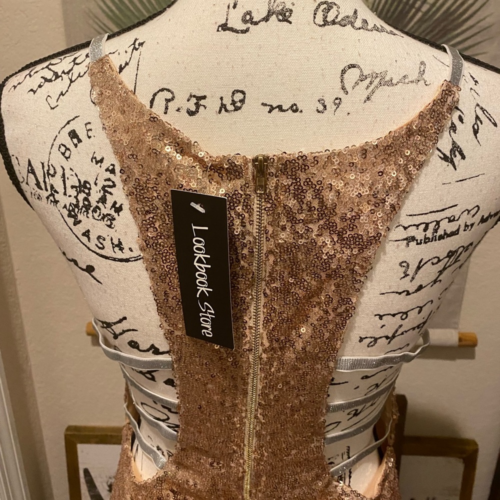 LookBook - Dress - Picture 8 of 11